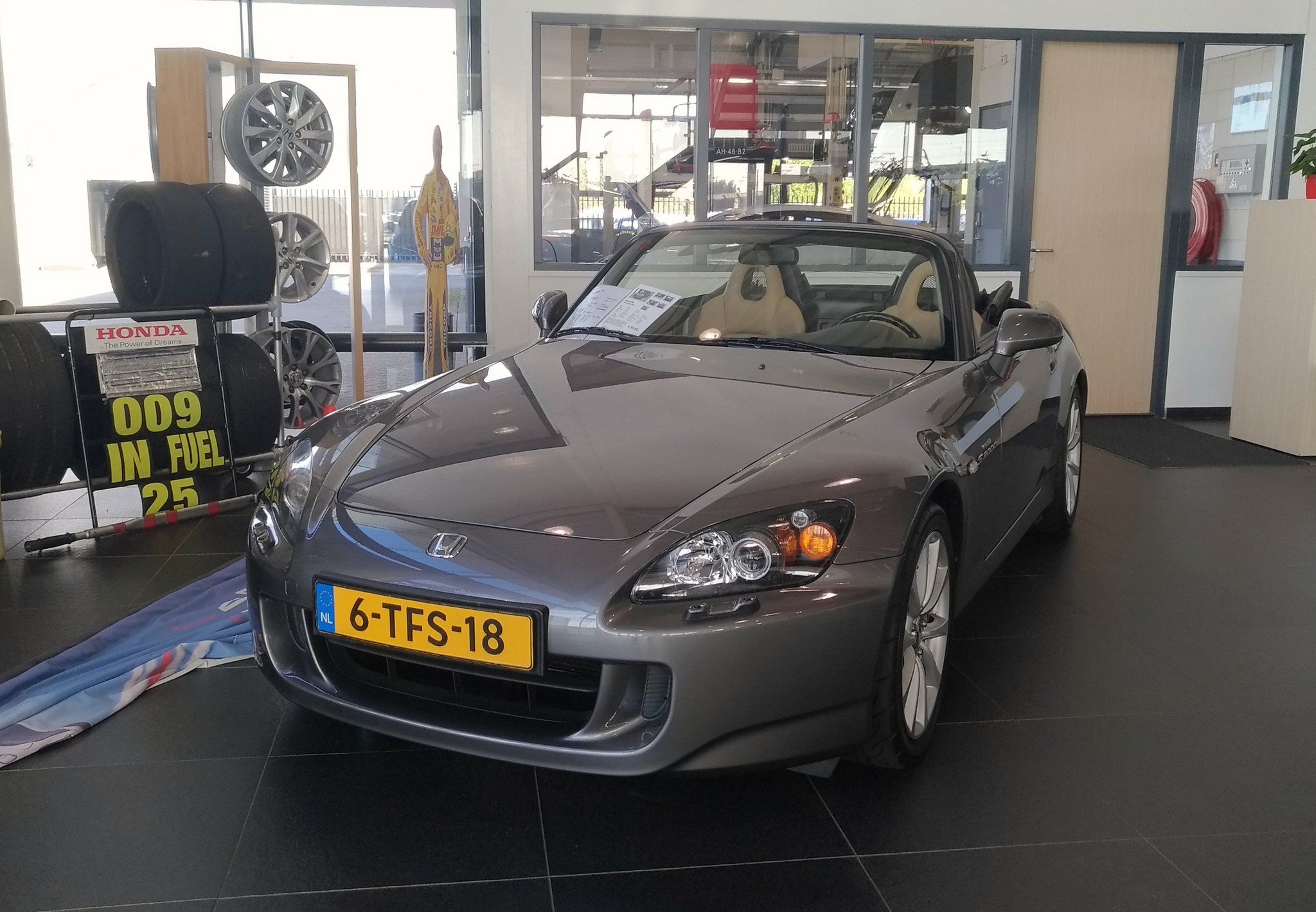 And Honda S2000 AP1 indoors